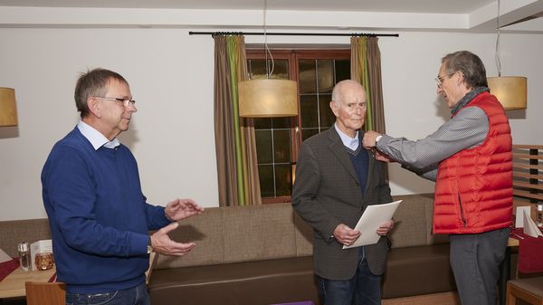 Gemeinsam überreichen Landesvorsitzender Stabsfeldwebel a.D. Gerhard Stärk (r) und Bezirksvorsitzender OStFw a.D. Harald Lott die Verdienstnadel in Gold an Stabsfeldwebel a.D. Joachim Wiese (m). Foto: DBwV/Ingo Kaminsky