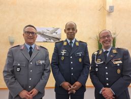 Kommodore Oberstleutnant Samuel Mbassa (Bildmitte) informierte den Stellvertreter des Landesvorsitzenden West, Stabsfeldwebel Volker Keil (re) und Oberstleutnant Michael Schwab zu zu den aktuellen Herausforderungen des Geschwaders. Foto: DBwV     