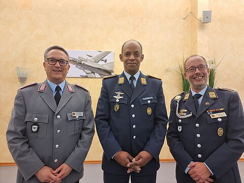 Kommodore Oberstleutnant Samuel Mbassa (Bildmitte) informierte den Stellvertreter des Landesvorsitzenden West, Stabsfeldwebel Volker Keil (re) und Oberstleutnant Michael Schwab zu zu den aktuellen Herausforderungen des Geschwaders. Foto: DBwV     