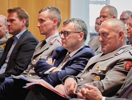 Staatsminister Dr. Florian Herrmann, Leiter der Bayerischen Staatskanzlei, mit Landesvorsitzendem Oberstleutnant na.D. Josef Rauch und DBwV-Vize Oberstleutnant i.G. Marcel Bohnert beim Jahresempfang Bayern in Füssen. Foto: Ingo Kaminsky