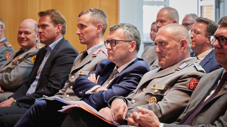 Staatsminister Dr. Florian Herrmann, Leiter der Bayerischen Staatskanzlei, mit Landesvorsitzendem Oberstleutnant na.D. Josef Rauch und DBwV-Vize Oberstleutnant i.G. Marcel Bohnert beim Jahresempfang Bayern in Füssen. Foto: Ingo Kaminsky