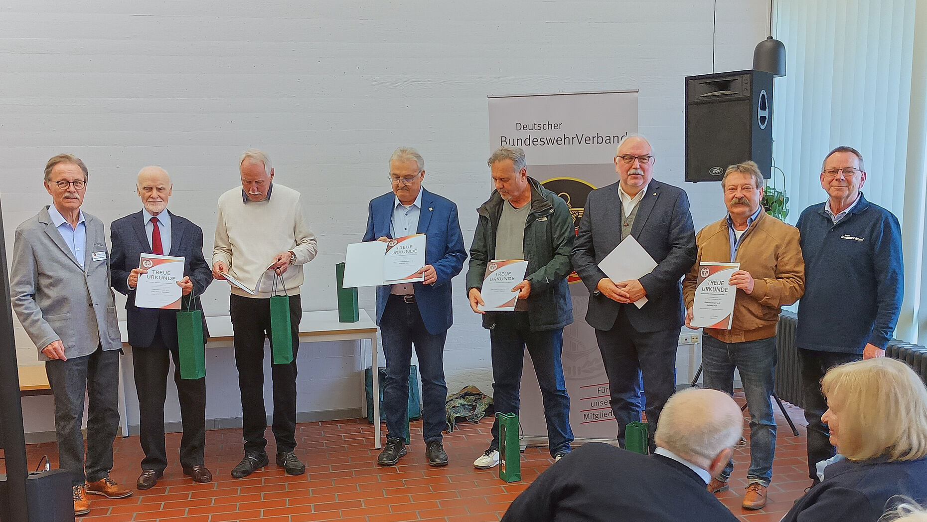 Vor der Wahl ehrte der Vorsitzende Oberstleutnant a.D. Eberhard Witzky (l.) langjährige Mitglieder des DBwV mit Treueurkunden; hier mit dem Bezirksvorsitzenden Oberstabsfeldwebel a.D. Harald Lott (r). Foto: DM