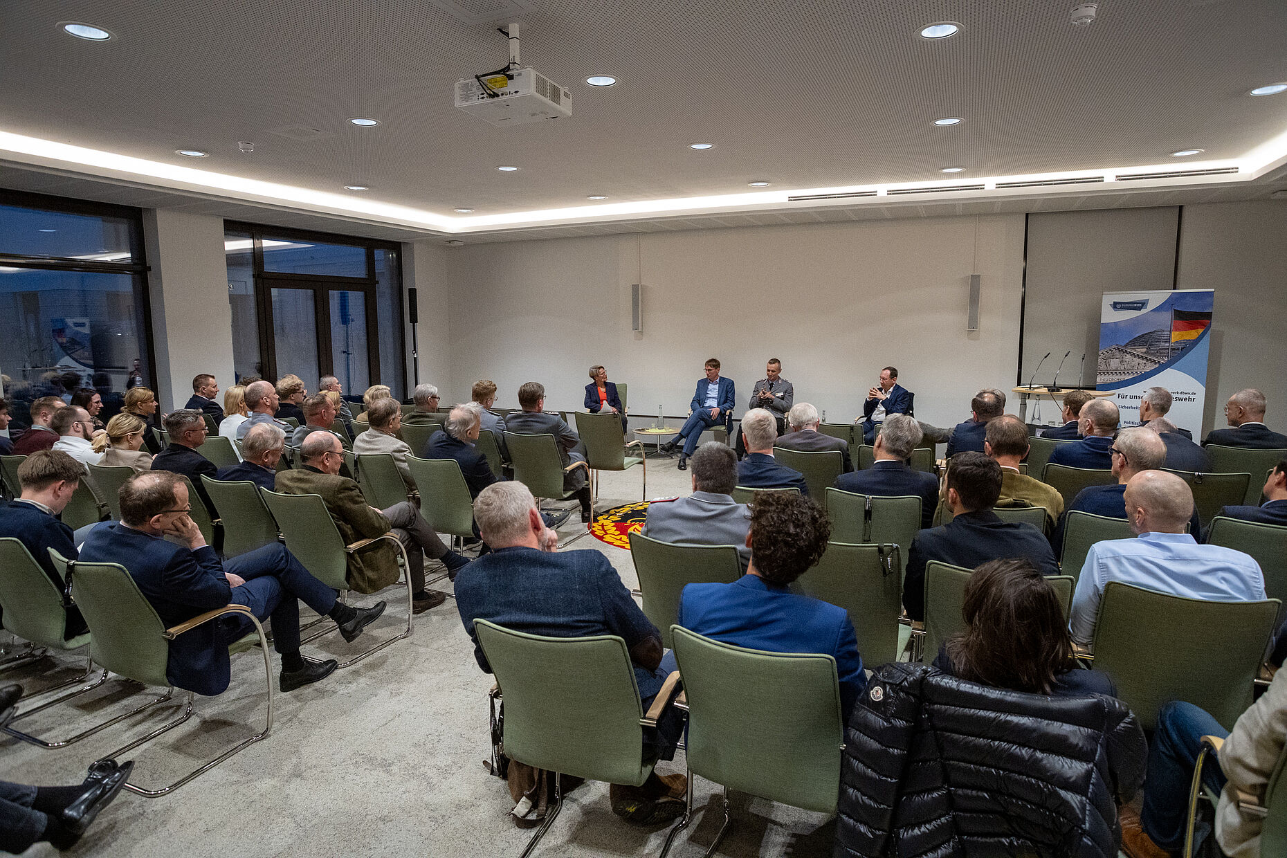 Sönke Neitzel (zweiter von links) diskutierte mit Oberstleutnant i.G. Marcel Bohnert und Generalleutnant a.D. Frank Leidenberger. Moderiert wurde die Veranstaltung von Anna Engelke, Leiterin der Radio Gemeinschaftsredaktion im ARD-Hauptstadtstudio. Foto: DBwV/Sarina Flachsmeier