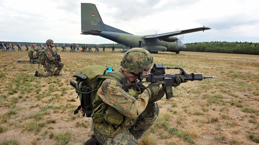 Welches Modell soll das Sturmgewehr G36 bei der Bundeswehr beerben? Aufgrund des Patentstreits zwischen Heckler & Koch und C.G. Haenel könnte sich das Vergabeverfahren in die Länge ziehen. Das BMVg will ein Gutachten von einem unabhängigen Patentanwalt in Auftrag geben. Foto: Bundeswehr/Carl Schulze