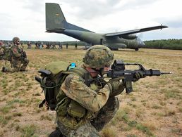 Welches Modell soll das Sturmgewehr G36 bei der Bundeswehr beerben? Aufgrund des Patentstreits zwischen Heckler & Koch und C.G. Haenel könnte sich das Vergabeverfahren in die Länge ziehen. Das BMVg will ein Gutachten von einem unabhängigen Patentanwalt in Auftrag geben. Foto: Bundeswehr/Carl Schulze