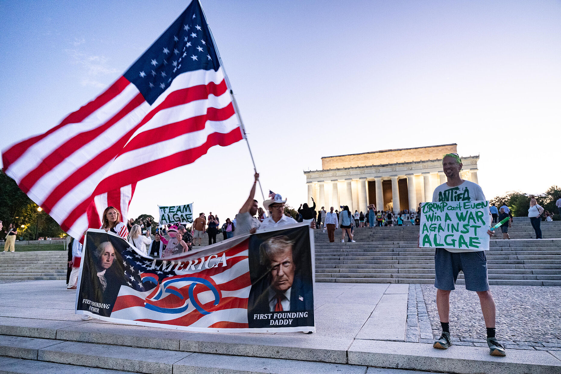 Anhänger der MAGA-Bewegung feiern den das 250. Jübiläum der USA am Lincoln Memorial in Washington D.C. Foto: picture alliance/NurPhoto/Zach D Roberts