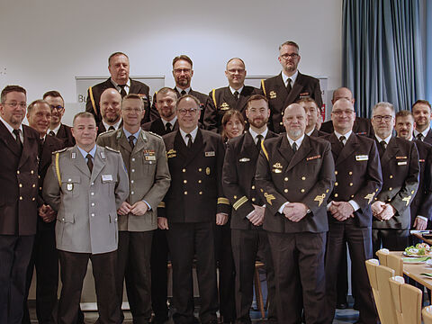 Beim Besuch des Bundesvorsitzenden an der Marineoperationsschule in Bremerhaven wurde eine Vielzahl von Themen besprochen. Foto: LV Nord