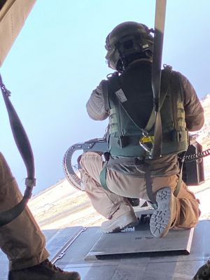 In der CH-53 sichert ein Doorgunner an der hinteren Bordluke. Foto: DBwV