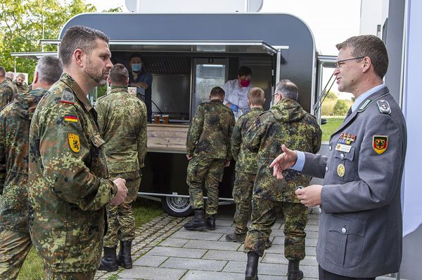 Bei seinen Besuchen konnte der Bundesvorsitzende (r.) eine Vielzahl von Gesprächen auf allen Ebenen führen. Foto: USH