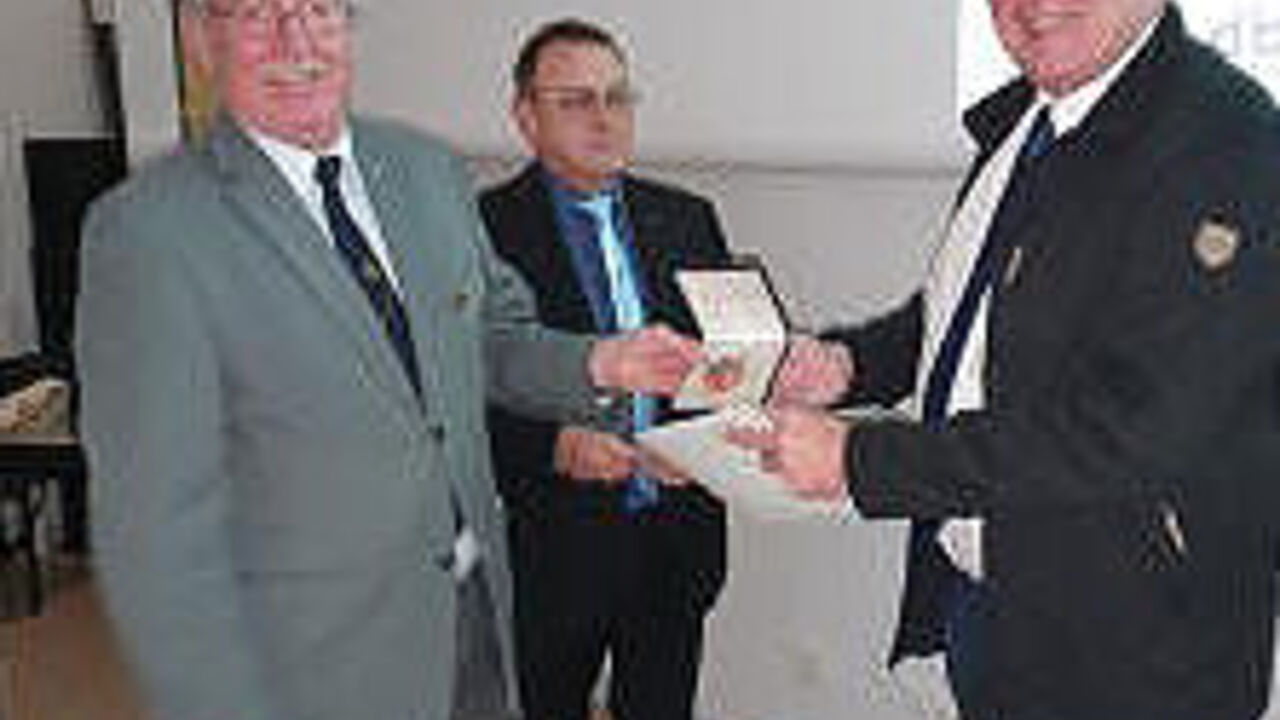 Für 20 Jahre ehrenamtliche Mandatstätigkeit geehrt Achim Dunker (r) mit Achim Komander (li) und Rudolf Schmelzer. Foto: Joachim Hentschel