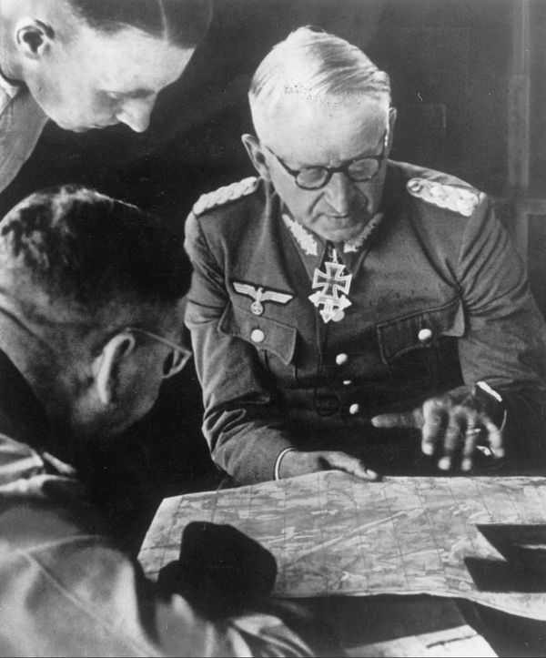 Generalfeldmarschall Erich von Manstein bei seiner Lagebesprechung im Sommer 1942. Foto: Picture Alliance/akg-images