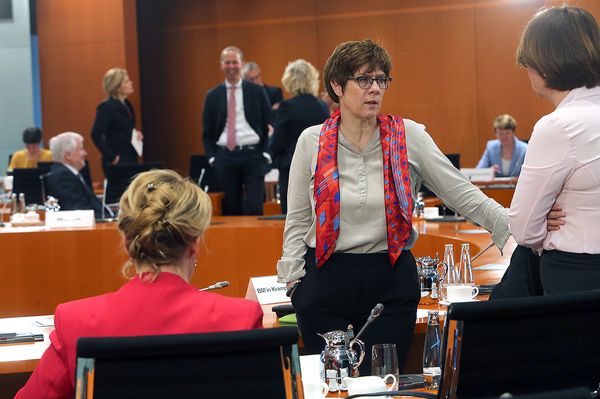 Verteidigungsministerin Annegret Kramp-Karrenbauer (Mitte) vor der Kabinettssitzung zu den Auslandseinsätzen der Bundeswehr. Foto: DBwV/Mika Schmidt
