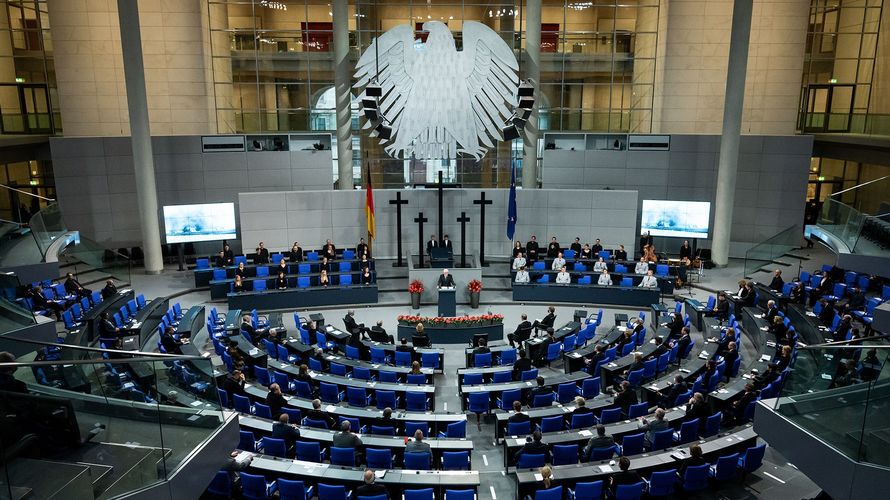 Bei der zentralen Gedenkstunde zum Volkstrauertag im Bundestag erinnerte Frank-Walter Steinmeier an die Opfer von Krieg und Terror im Osten Europas. Der Bundespräsident richtete aber auch einen eindringlichen Appell an die Gesellschaft, sich stärker mit der Parlamentsarmee Bundeswehr auseinanderzusetzen. Foto: picture alliance/Bernd von Jutrczenka