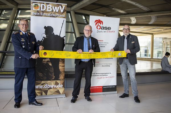 Hauptmann Andreas Steinmetz (l.) mit dem Vorsitzenden des Verteidigungsausschusses Wolfgang Hellmich (M.) und Henning Klausing von der EAS Berlin. Foto: DBwV/Yann Bombeke