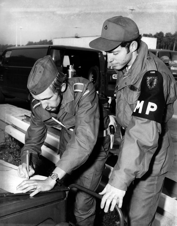 Ein Feldjäger der Bundeswehr und ein US-Militärpolizist beim Nato-Manöver "Reforger V" 1973 in Mannheim. Foto: picture alliance