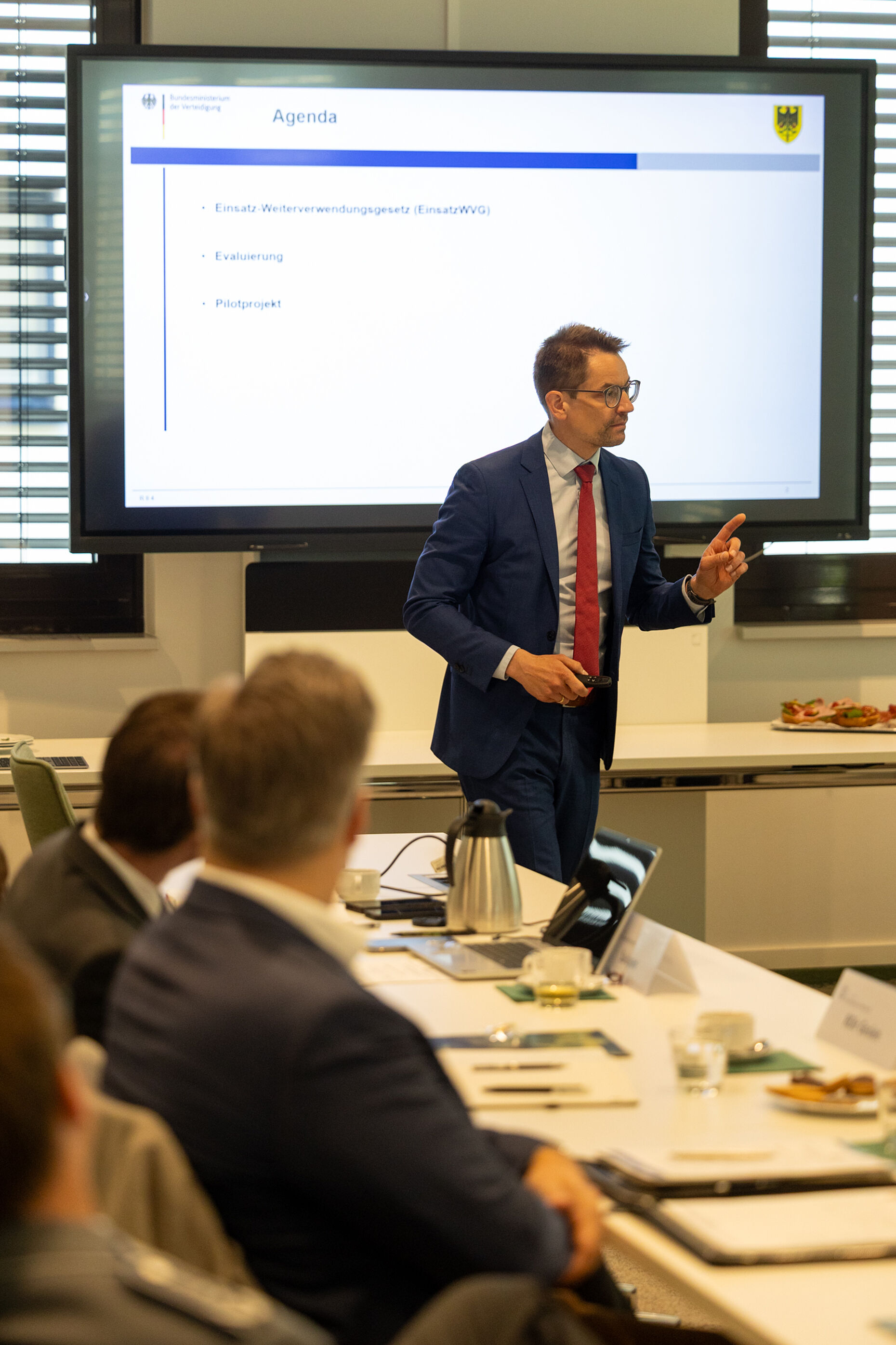 Aus dem BMVg war Regierungsdirektor Jan Haase zu Gast und stellte die Ergebnisse der Evaluierung des EinsatzWVG vor. Foto: DBwV/Yann Bombeke