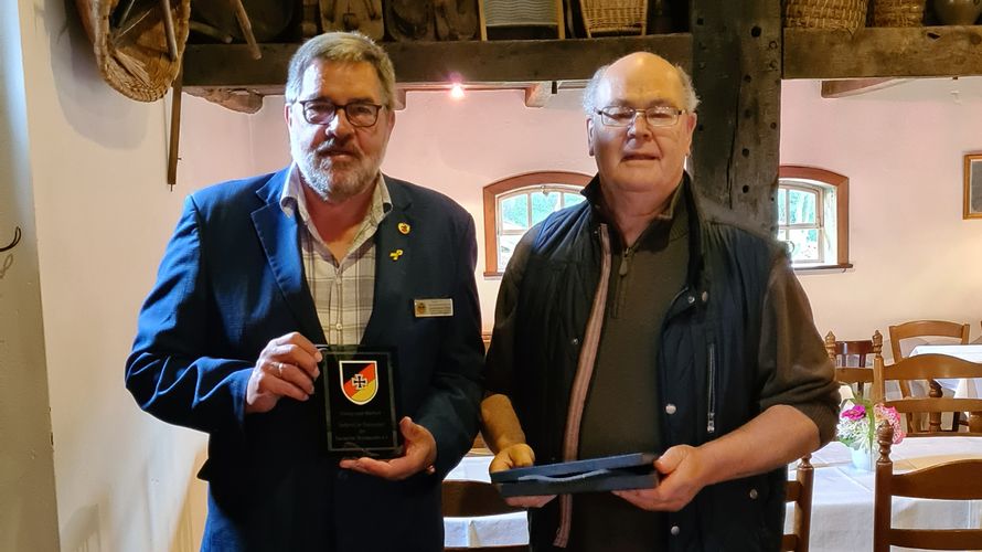 Die Glaskachel der VdRBw-Kreisgruppe übergab Lothar Stark (r.) an den KERH Vorsitzenden Ernst Wendland. Foto: KERH Rheine