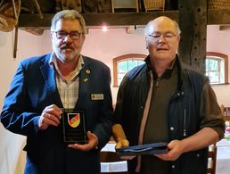 Die Glaskachel der VdRBw-Kreisgruppe übergab Lothar Stark (r.) an den KERH Vorsitzenden Ernst Wendland. Foto: KERH Rheine