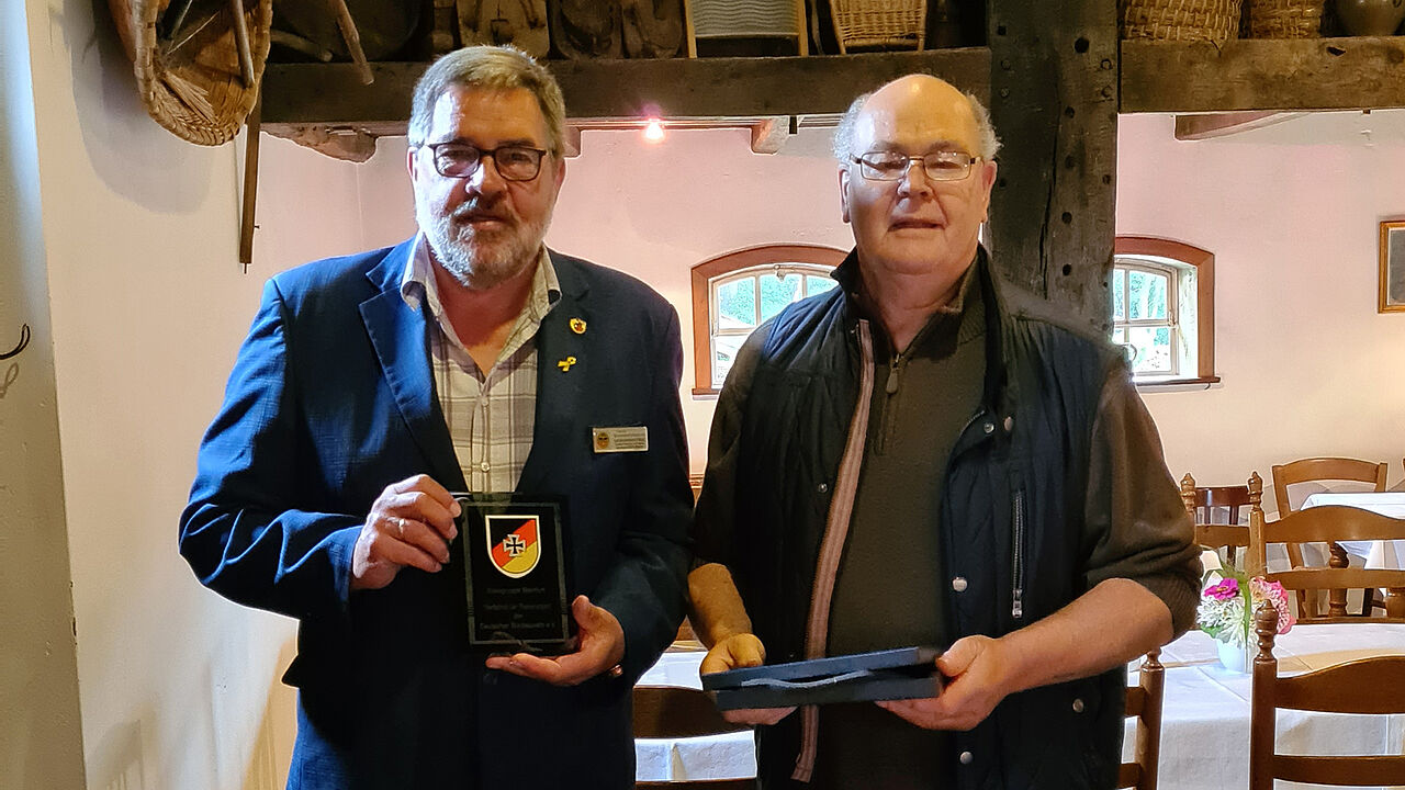 Die Glaskachel der VdRBw-Kreisgruppe übergab Lothar Stark (r.) an den KERH Vorsitzenden Ernst Wendland. Foto: KERH Rheine