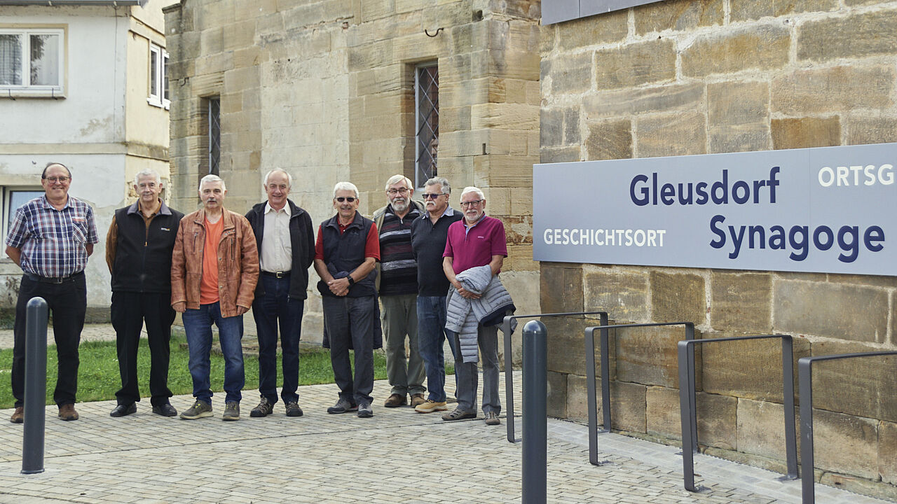 Der Ortssprecher Norbert Lohneiß (l.) führt Mitglieder des Bamberger Stammtisches der Kameradschaft durch die Synagoge und die jüdische Geschichte von Gleusdorf. Fotos: Peter Vietze