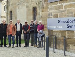 Der Ortssprecher Norbert Lohneiß (l.) führt Mitglieder des Bamberger Stammtisches der Kameradschaft durch die Synagoge und die jüdische Geschichte von Gleusdorf. Fotos: Peter Vietze