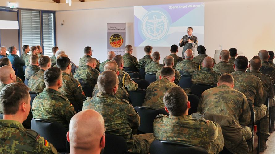 Bundesvorsitzender Oberst André Wüstner stellte auf der Standortversammlung der StoKa General-Dr.-Speidel-Kaserne die Positionen des DBwV zu den sicherheitspolitischen Herausforderungen der Gegenwart vor. Foto: Reinhold Wolpert
