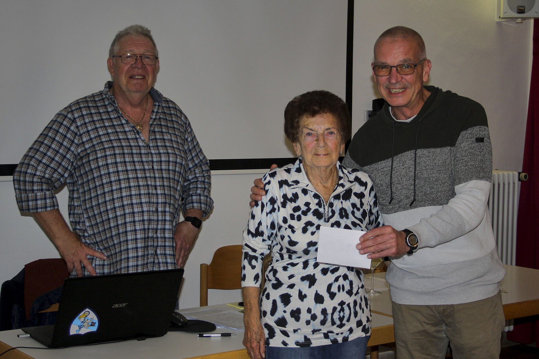 Gewinnerin Uschi C. mit Spielleiter Dieter Haubrock (links) und Stefan Weyer. Foto: Wolfgang Kruse