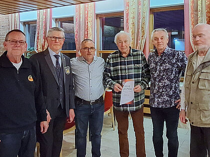 Der nahezu unveränderte Vorstand unter Vorsitz von Stabsfeldwebel a.D. Erwin Vohrer (2.von links) mit den Gästen und dem geehrten Mitglied Hauptmann a.D. Hans Prüll. Foto: Winfried Riedinger