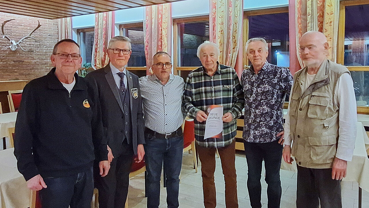 Der nahezu unveränderte Vorstand unter Vorsitz von Stabsfeldwebel a.D. Erwin Vohrer (2.von links) mit den Gästen und dem geehrten Mitglied Hauptmann a.D. Hans Prüll. Foto: Winfried Riedinger