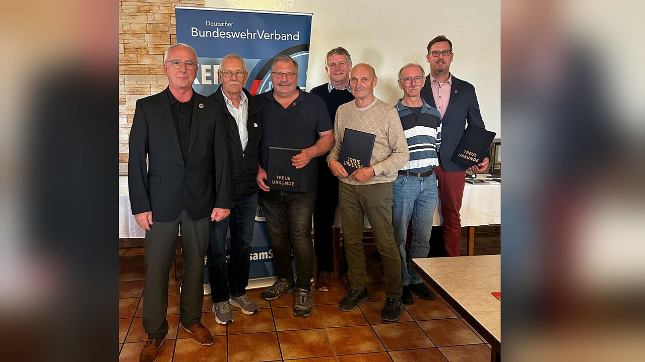Der Vorstand der KERH Rhein-Neckar unter Vorsitzendem Hauptmann a.D. Richard Fürstenberger (1. von links) seinem Stellvertreter Oberstabsfeldwebel a.D. Werner Böhm (2. von links) und weitere geehrte Mandatsträger sowie Bernhard Hauber. Foto: Angelika Fürstenberger