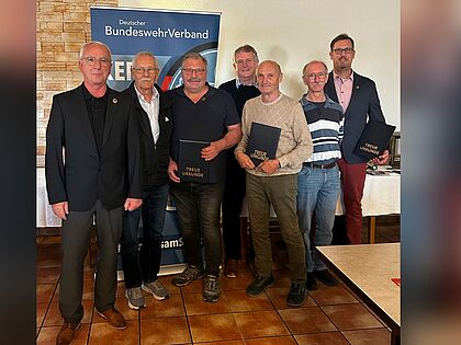 Der Vorstand der KERH Rhein-Neckar unter Vorsitzendem Hauptmann a.D. Richard Fürstenberger (1. von links) seinem Stellvertreter Oberstabsfeldwebel a.D. Werner Böhm (2. von links) und weitere geehrte Mandatsträger sowie Bernhard Hauber. Foto: Angelika Fürstenberger