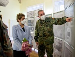 Verteidigungsministerin Annegret Kramp-Karrenbauer besuchte Ende Januar 2021 das Kommando Territoriale Aufgaben der Bundeswehr,  seit Beginn der Pandemie das Hilfskontingent koordiniert. Foto: Bundeswehr, Kraatz