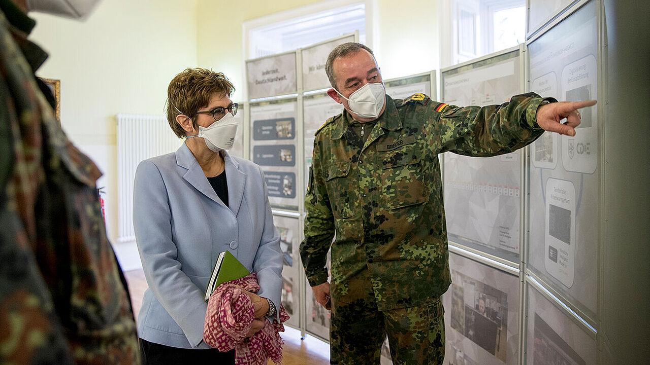 Verteidigungsministerin Annegret Kramp-Karrenbauer besuchte Ende Januar 2021 das Kommando Territoriale Aufgaben der Bundeswehr,  seit Beginn der Pandemie das Hilfskontingent koordiniert. Foto: Bundeswehr, Kraatz