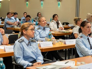 Knapp 50 Teilnehmerinnen trafen sich zur Fachtagung der Gleichstellungsbeauftragten und Gleichstellungsvertrauensfrauen. Foto: DBwV/Sarina Flachsmeier
