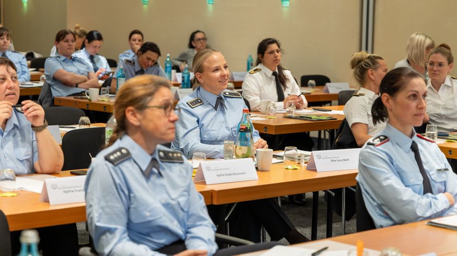 Knapp 50 Teilnehmerinnen trafen sich zur Fachtagung der Gleichstellungsbeauftragten und Gleichstellungsvertrauensfrauen. Foto: DBwV/Sarina Flachsmeier