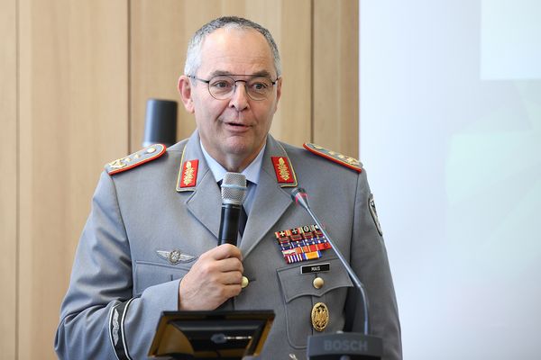 Generalleutnant Alfons Mais, Inspekteur des Heeres, spricht von einem "extrem komplexen Aufstellungsprozess" der Panzerbrigade 45. Foto: DBwV/Yann Bombeke