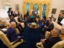Treffen im Weißen Haus: US-Präsident Joe Biden (vorn, l.) und Nato-Generalsekretär Jens Stoltenberg. Foto: Nato