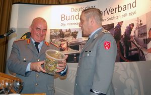 v.r.: Thomas Jung dankt Generalleutnant Carsten Jacobson für seinen offenen Vortrag. Foto: DBwV/LV Nord