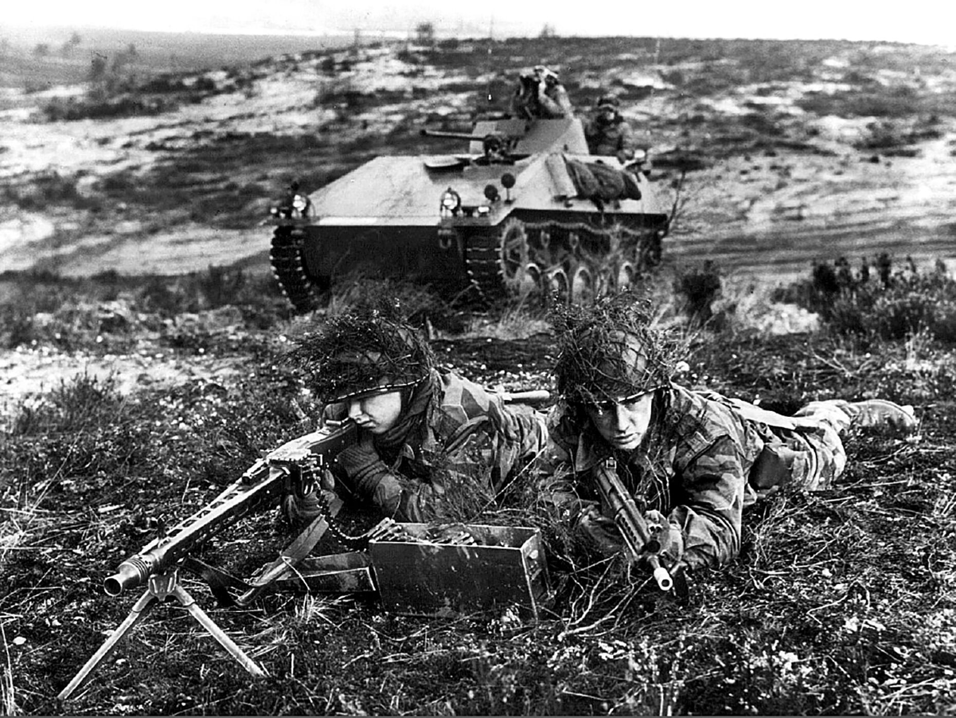 Training für die Landes- und Bündnisverteidigung: Grundwehrdienstleistende 1960 beim NATO-Manöver mit Gewehr G3 und MG1 sowie Schützenpanzer „Hotchkiss” Damals – fünf Jahre nach der Gründung der Bundeswehr – hatte die Truppe eine Stärke von 260.000 Mann. Foto: Wikipedia/Bundesarchiv