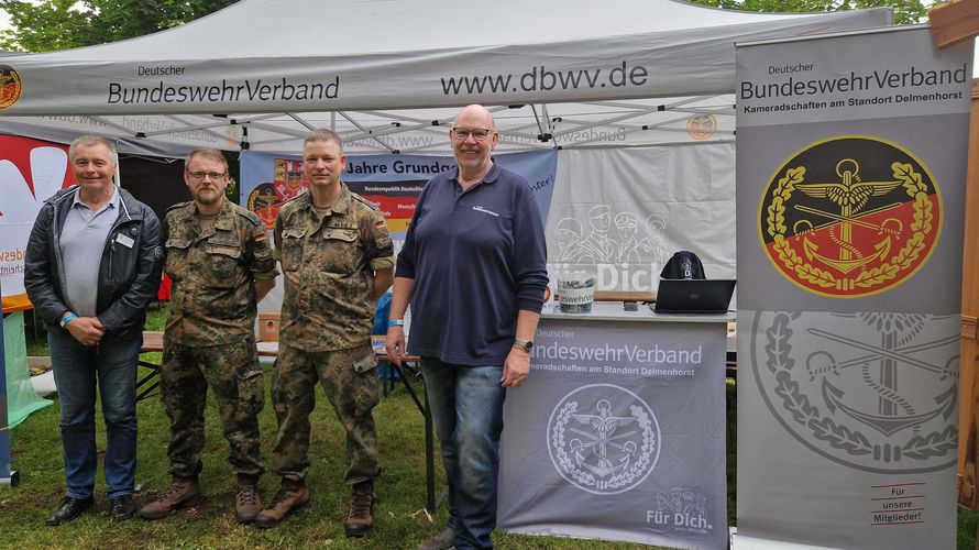Das Betreuerteam des Info-Standes: Oberstleutnant a.D. Harald Mauritz (ERH-Kameradschaft, von links), Oberstabsgefreiter Eugen Schneider und Karsten Bartels von der TruKa und Günter Koch. Foto: DBwV