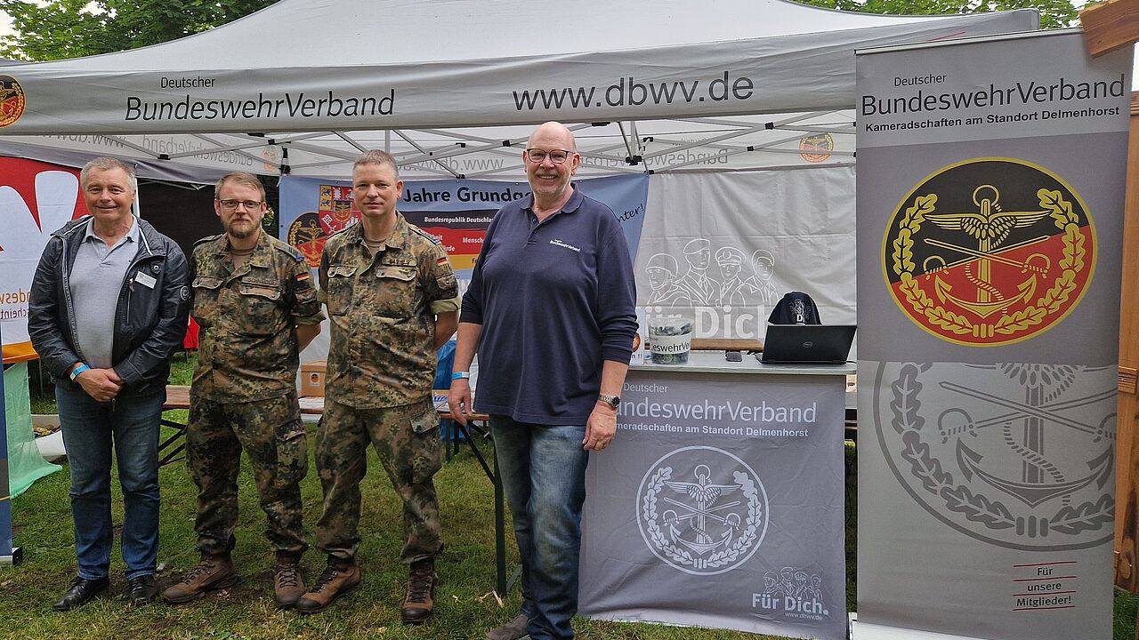 Das Betreuerteam des Info-Standes: Oberstleutnant a.D. Harald Mauritz (ERH-Kameradschaft, von links), Oberstabsgefreiter Eugen Schneider und Karsten Bartels von der TruKa und Günter Koch. Foto: DBwV