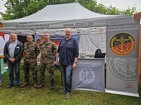 Das Betreuerteam des Info-Standes: Oberstleutnant a.D. Harald Mauritz (ERH-Kameradschaft, von links), Oberstabsgefreiter Eugen Schneider und Karsten Bartels von der TruKa und Günter Koch. Foto: DBwV