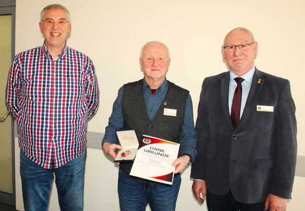 Für 25 Jahre Mitgliedschaft im DBwV ehrte Frank Udo Reiche (l) den Vorsitzenden der KERH Uecker-Randow, Jürgen Büscheck. Foto Michael Edlinger