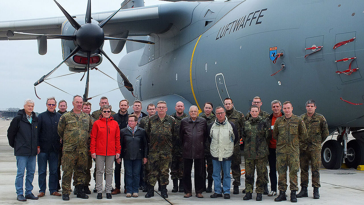 Besuchergruppe Havelberger vor einem A400M. (Foto: DBwV/Pohl)