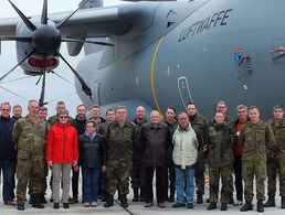 Besuchergruppe Havelberger vor einem A400M. (Foto: DBwV/Pohl)