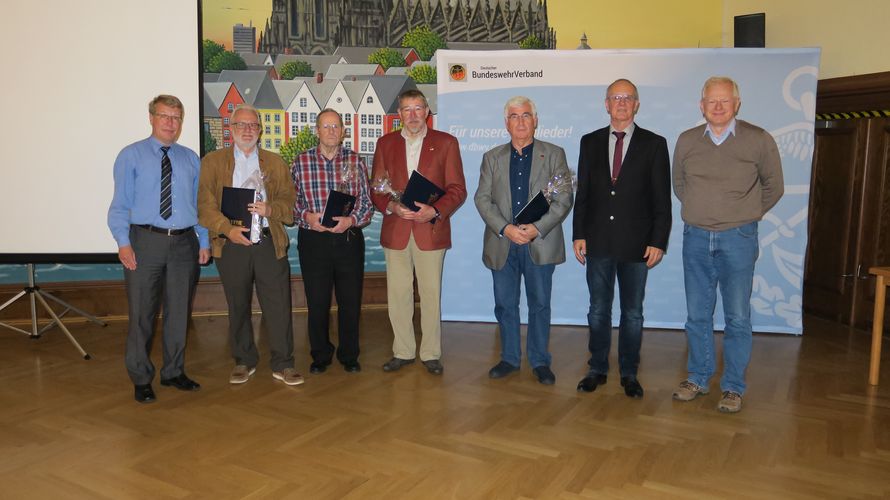 Bundesvorstandsmitglied Hauptmann a.D. u. Stabshauptmann d.R. Kiesner (2.v.r.) ehrte gemeinsam mit dem Vorsitzenden Peter Donner (l.) und dem Bezirksvorsitzenden Volker Jung langjährige DBwV Mitglieder Foto: Günther Siegel