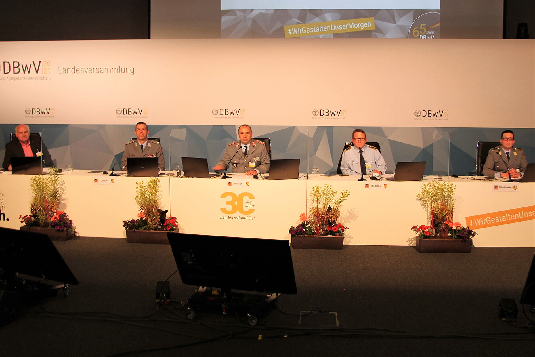 Das Präsidium der Landesversammlung Ost 2021 (v.l.n.r.): Stabsfeldwebel a.D. Uwe Breitfeld, Stabshauptmann Andreas Quirin, Hauptmann Ralf Baasch (Präsident), Stabsfeldwebel Thomas Hädicke und Oberstabsgefreiter Benjamin Elbeshausen. Foto: DBwV/Hahn
