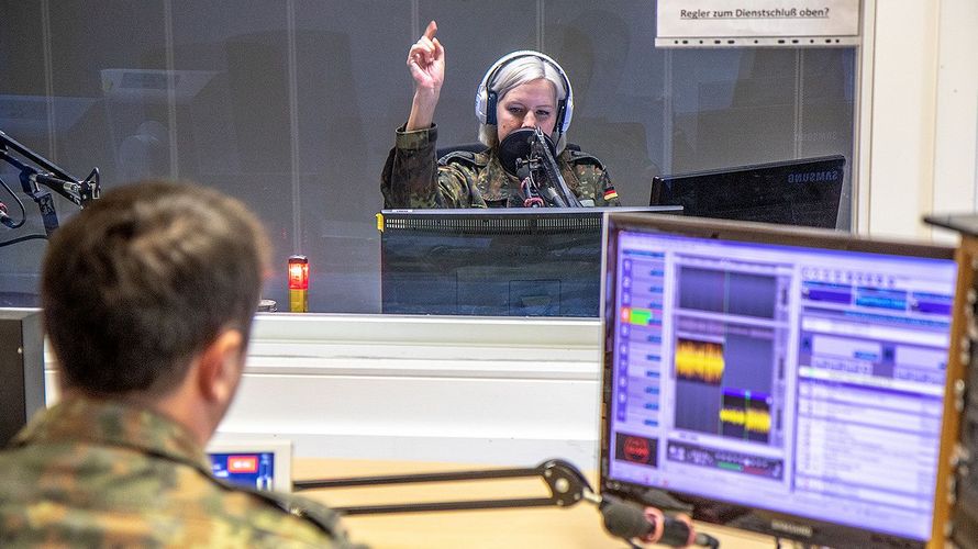 Oberfeldwebel Pia Dunkel im Studio von Radio Andernach: Sie gibt ihrem Kameraden ein Zeichen, damit er Musik einspielt. Foto: DBwV/Hepner