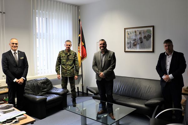 Der Erste Stellvertretende Bundesvorsitzende, Oberstabsfeldwebel a.D. Jürgen Görlich (l.), traf sich in Erfurt mit dem Kommandeur des Landeskommandos Thüringen, Oberst Georg Oel (2.v.l.). Foto: DBwV/Maik Beier