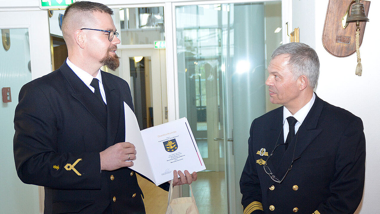 HptBtsm Michael Ebersbach (l.) überreicht zum Dank eine Urkunde an KptLt Jörg-Hans Wiebach. Foto: PIZ Marine/Kubsch